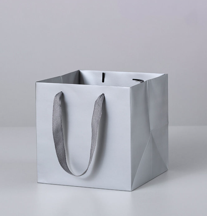 Customized shopping paper bags with logo, gift paper tote bags, exclusive to retail boutiques.