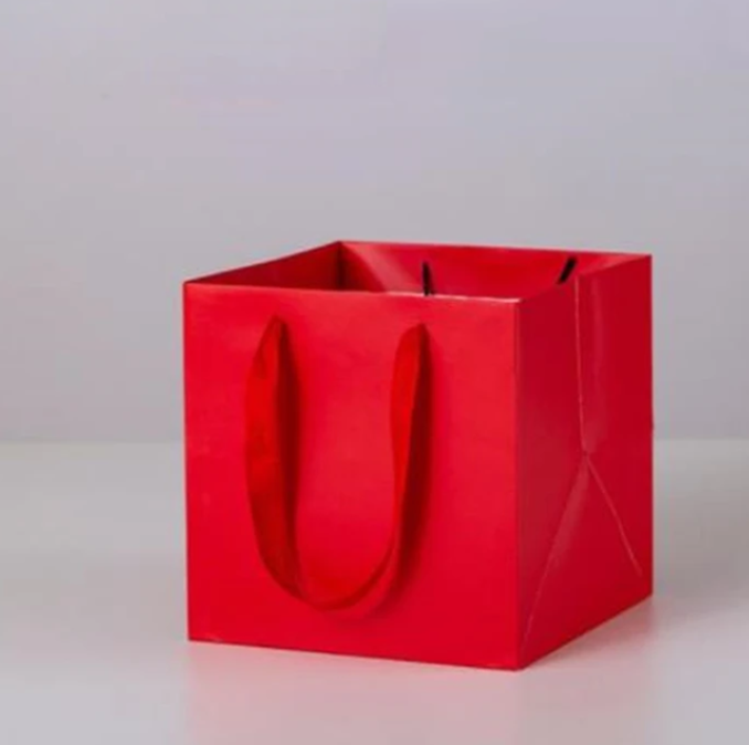 Customized shopping paper bags with logo, gift paper tote bags, exclusive to retail boutiques.