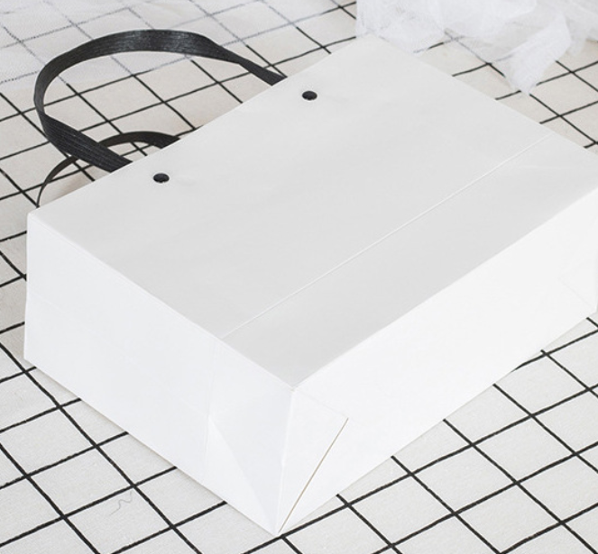 Customized boutique shopping packaging: matte paper gift bags with logo