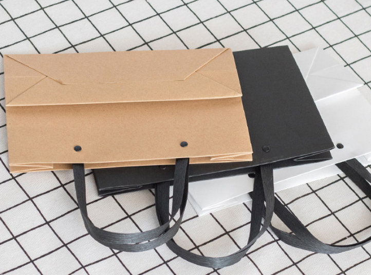 Customized boutique shopping packaging: matte paper gift bags with logo